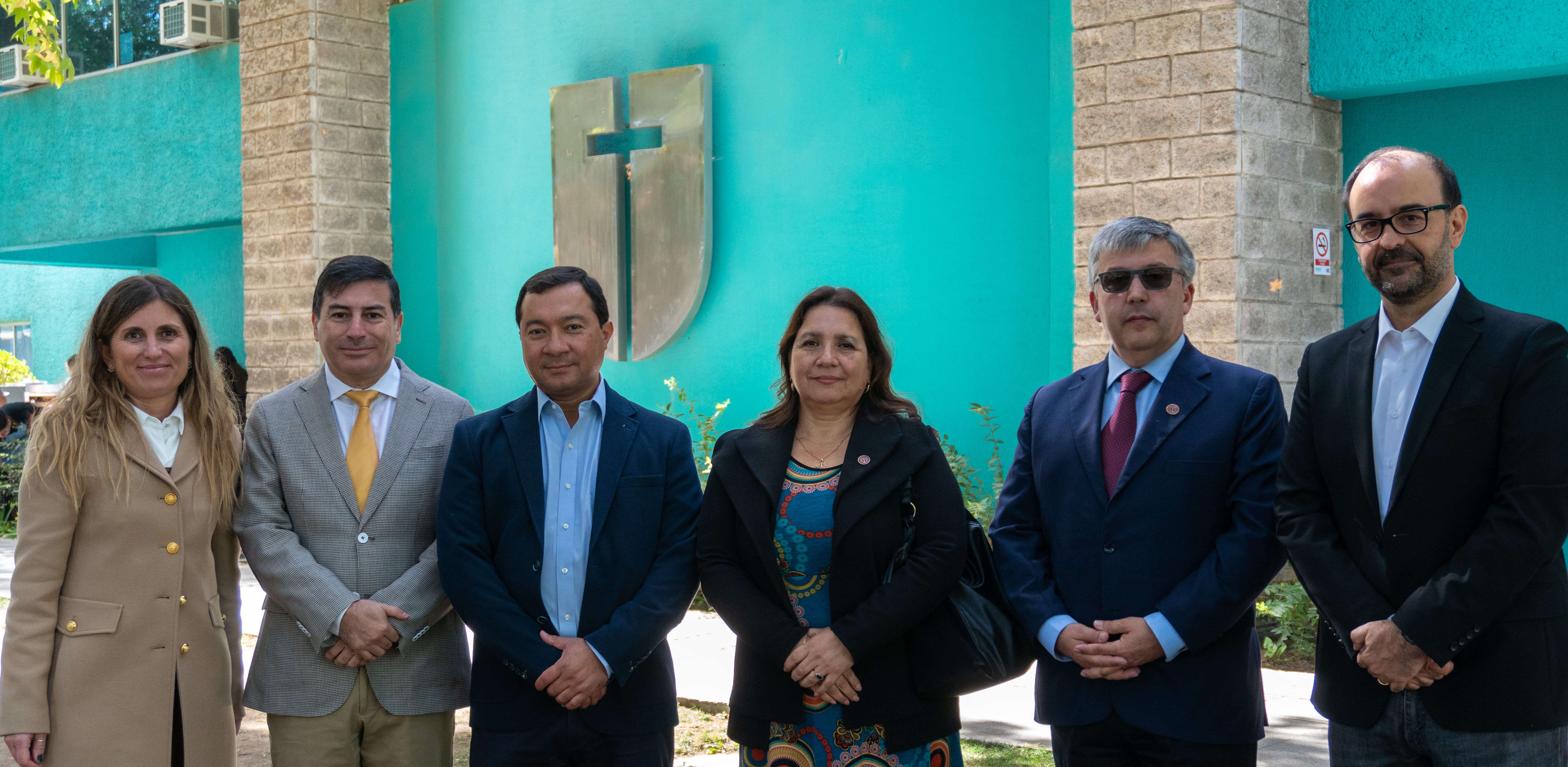 Foto: De izquierda a derecha, Ana Callejo, SAP Account Executive - Pedro Ponce, Gerente de Proyectos Sonda - Francisco Guerra, Director Unidad de Negocios SAP Sonda - Marianela Monsalve, Directora Proyecto Titán UCM - Pablo Hormazabal, Vicerrector Financiero UCM - Martín Volante, SAP Industry Principal