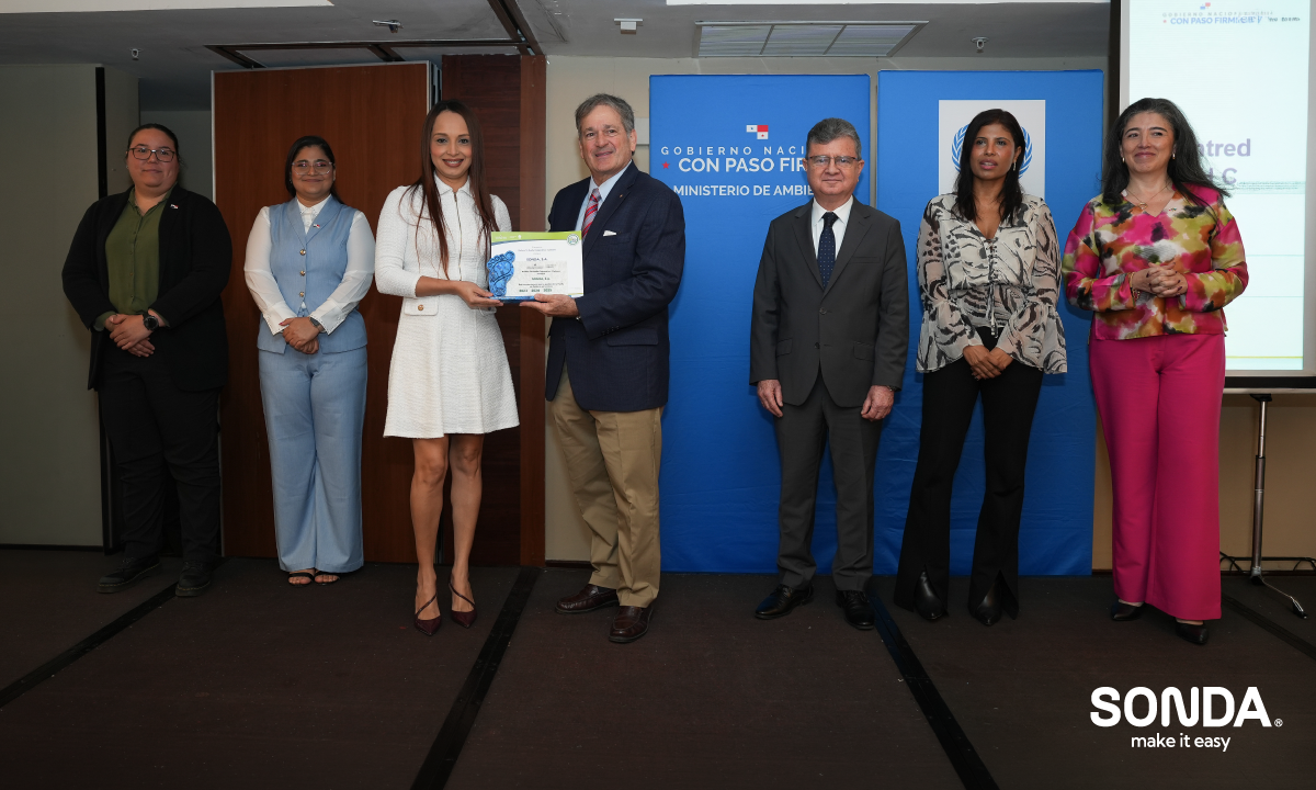 Equipo SONDA recibiendo premiación