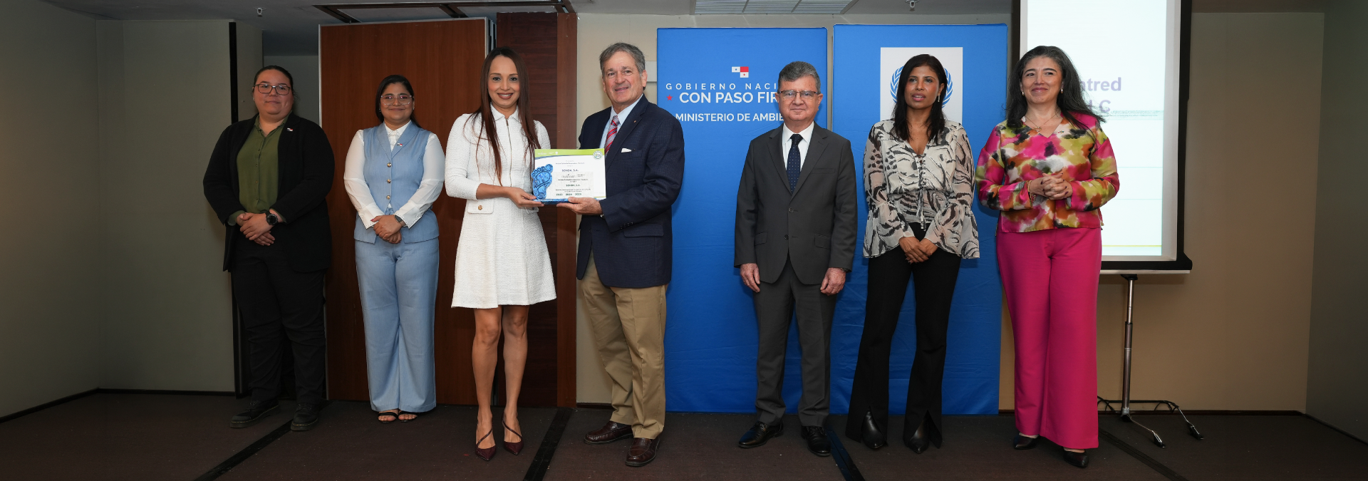 Equipo SONDA recibiendo premio